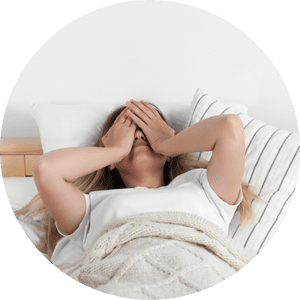 Mulher na cama com muita fadiga, um sinal da depressão