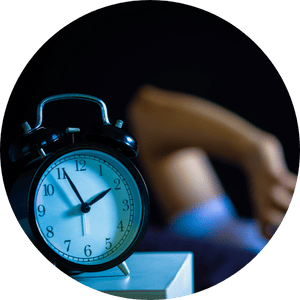 Homem na cama sem conseguir dormir, um sinal da depressão